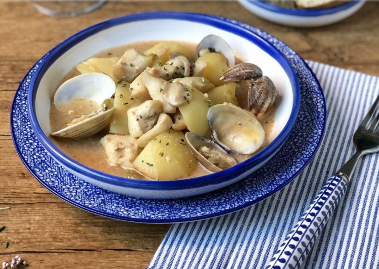 Ensalada de pimientos asados atún y huevo con SEPIA CON PATATAS Y ALMEJAS